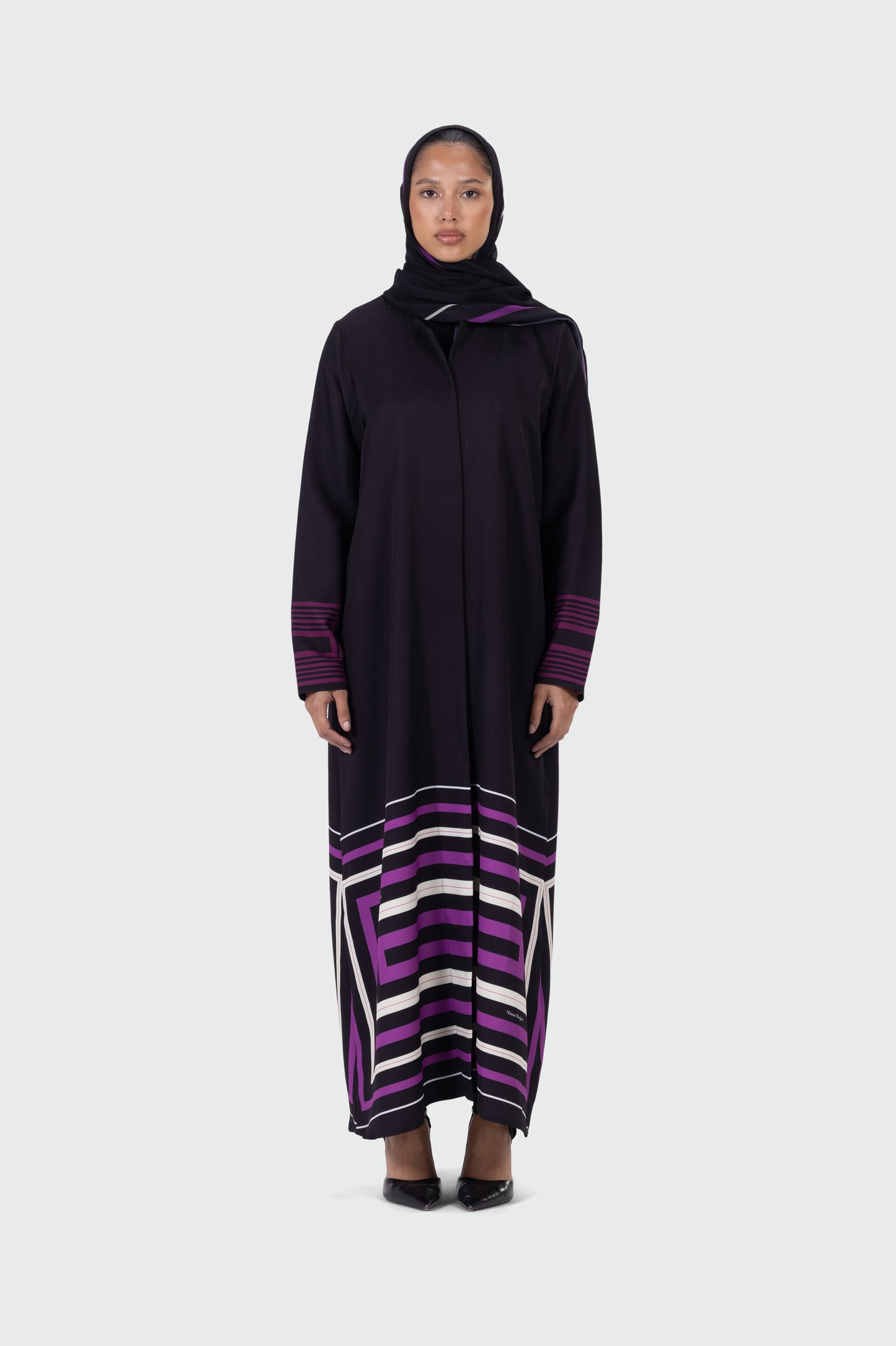 عباءة مطرّزة