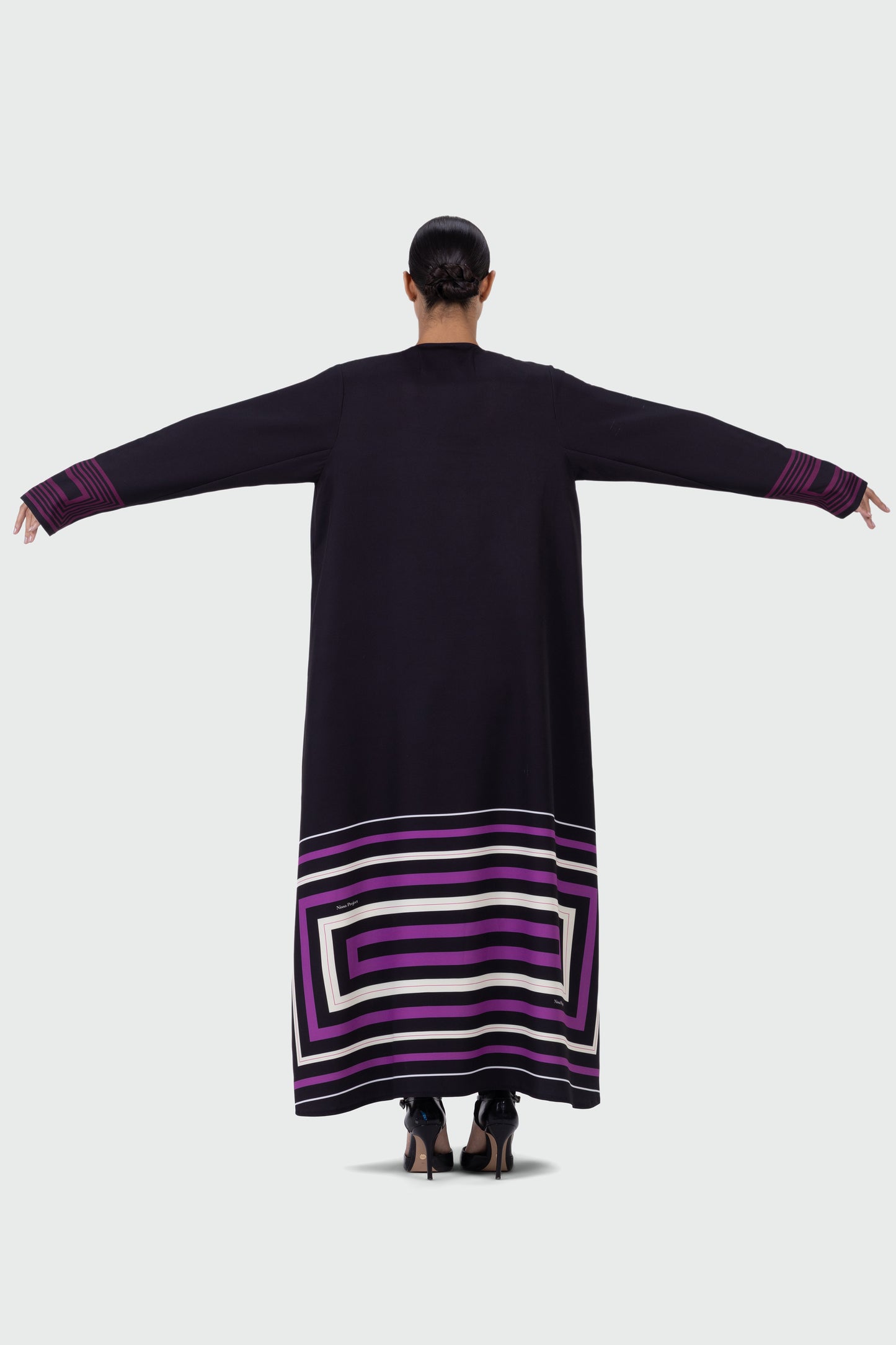 عباءة مطرّزة